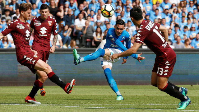 Jose Callejon sulit lepas dari pemain Torino. (Foto: Ciro De Luca/Reuters)