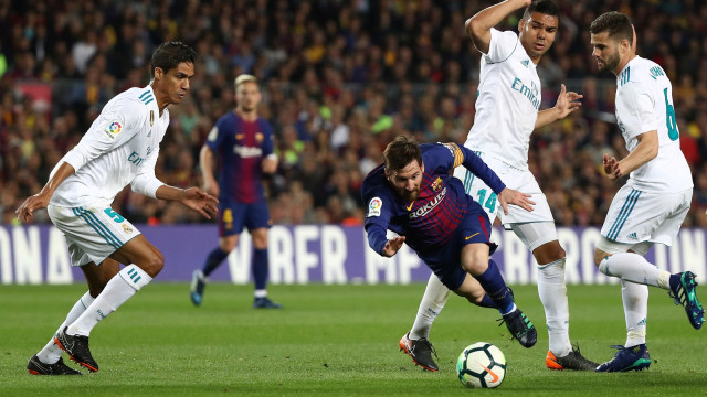 Lionel Messi coba melewati beberapa pemain Madrid. (Foto: Sergio Perez/Reuters)