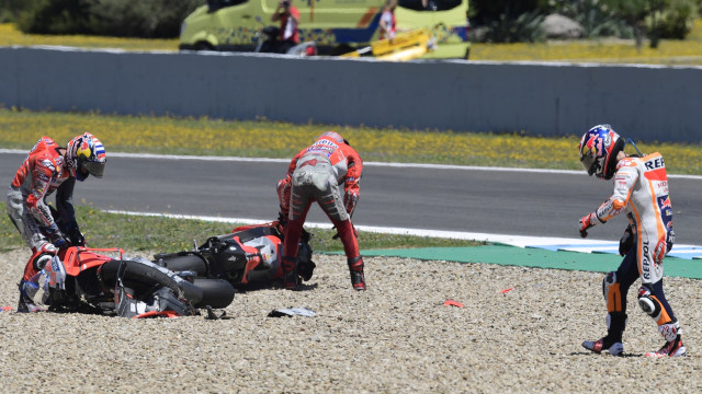 Dovizioso, Lorenzo, dan Pedrosa mengalami crash. (Foto: JAVIER SORIANO / AFP)