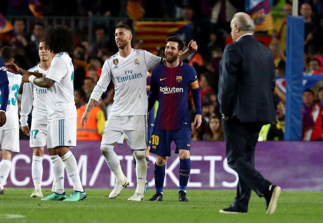 Ramos dan Messi berpelukan. (Foto: REUTERS/Sergio Perez)