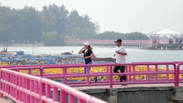 Nadine, anak Menteri Susi berlari di Pulau Tidung. (Foto: Aditia Noviansyah/kumparan)
