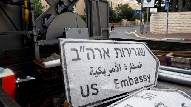 Papan jalan Kedutaan Besar AS di Yerusalem. (Foto: Reuters/Ronen Zvulun)