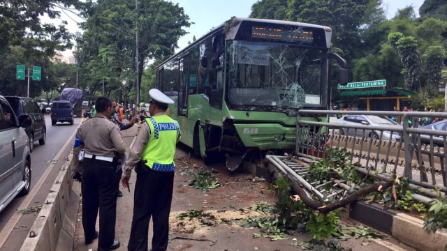 Kecelakaan Bus Tranjakarta di Simprug. (Foto: Twitter @TMCPoldaMetro)