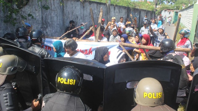 Tolak Eksekusi Lahan, Warga di Padang Blokade Jalan