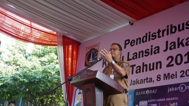 Anies Baswedan bagikan Kartu Lansia Jakarta. (Foto: Irfan Adi Saputra/kumparan)