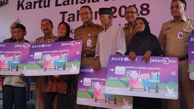 Anies Baswedan bagikan Kartu Lansia Jakarta. (Foto: Irfan Adi Saputra/kumparan)