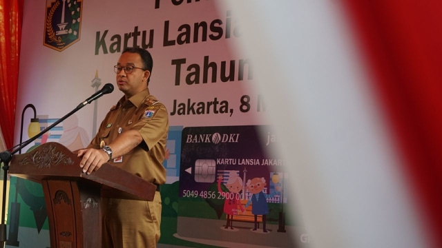 Anies Baswedan bagikan Kartu Lansia Jakarta. Foto: Irfan Adi Saputra/kumparan