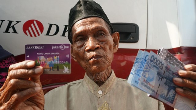Penyerahan Kartu Lansia Jakarta (KLJ). (Foto: Irfan Adi Saputra/kumparan)