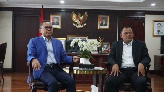 Ketua MPR Zulkifli Hasan bertemu Gatot Nurmantyo. (Foto: Irfan Adi Saputra/kumparan)