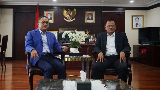 Ketua MPR Zulkifli Hasan bertemu Gatot Nurmantyo. (Foto: Irfan Adi Saputra/kumparan)