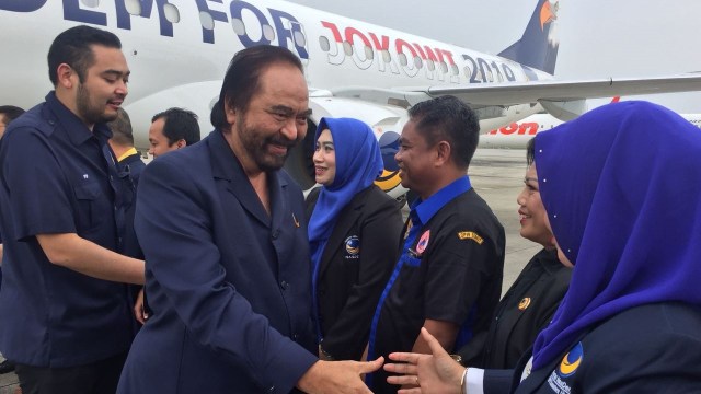 Surya Paloh tiba di Bandara Kuala Namu, Medan (Foto: Reki Febrian/kumparan)