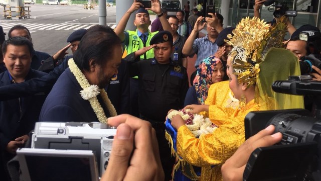 Surya Paloh tiba di Bandara Kuala Namu, Medan (Foto: Reki Febrian/kumparan)