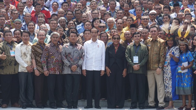 Jokowi dan  Susi Pudjiastuti bersama nelayan. (Foto: Yudhistira Amran Saleh/kumparan)