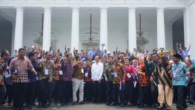Jokowi dan  Susi Pudjiastuti bersama nelayan. (Foto: Yudhistira Amran Saleh/kumparan)