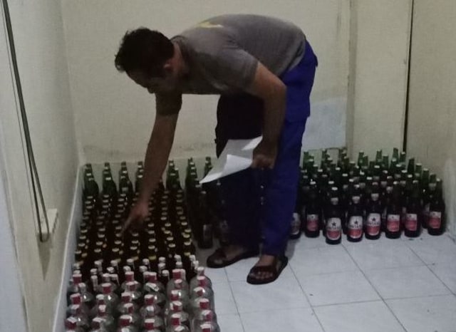 Ratusan Botol Miras Disita Sat Polairud Polres Bangkalan dari Kapal Sinar Jaya