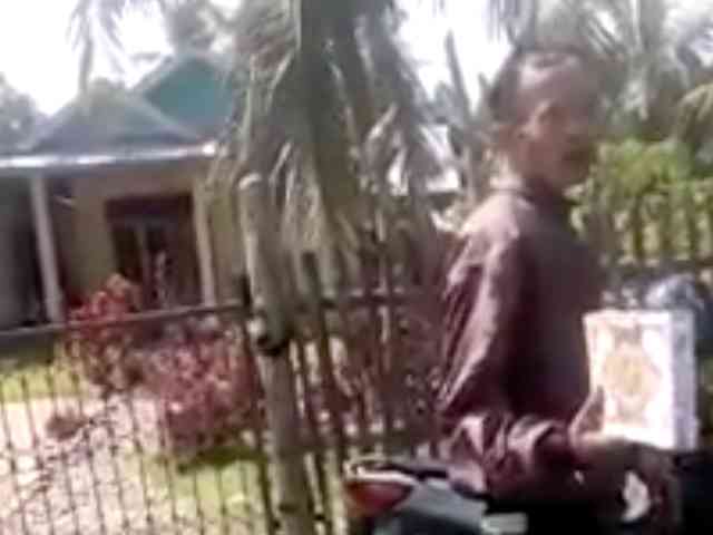 Aksi Pria yang Hina dan Injak-injak Alqur'an di Bengkulu ini Viral