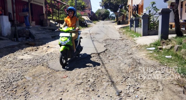 Warga Keluhkan Kerusakan Jalan Cilubang Jampangkulon Kabupaten Sukabumi