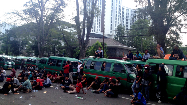 Sopir Angkot Bandung Tak Mau Ada Gesekan Lagi dengan Angkutan Online