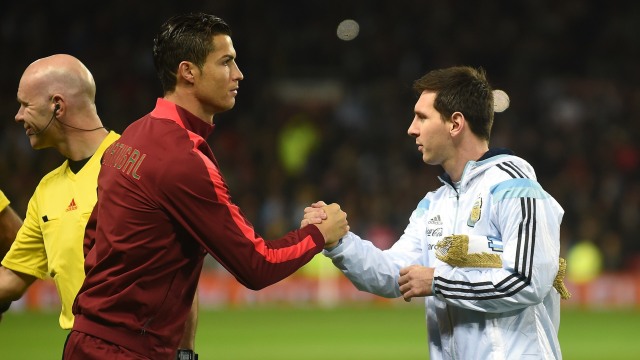 Ronaldo dan Messi saat membela Timnas. (Foto: PAUL ELLIS / AFP)