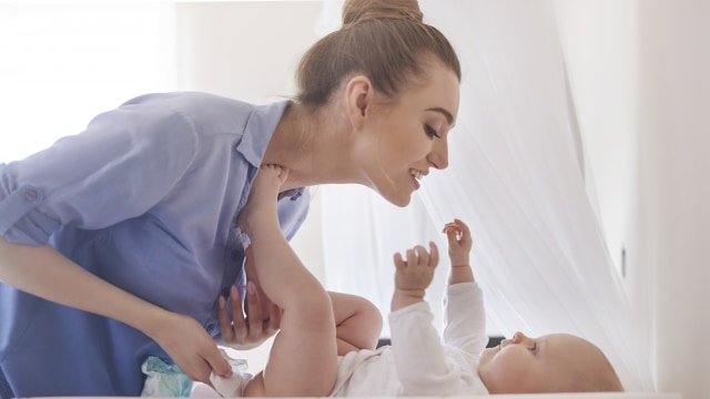 Mengganti popok bayi. (Foto: Thinkstock)