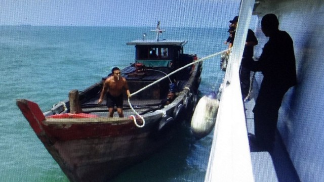 Patroli Bakamla RI Tangkap kapal Penampung Minyak (Foto: Dok. Kasubbag Humas Bakamla Mayor Marinir Mardiono)