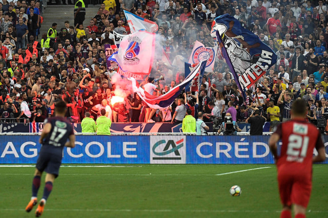 Pendukung PSG di Stade de France. (Foto: REUTERS/Stringer)