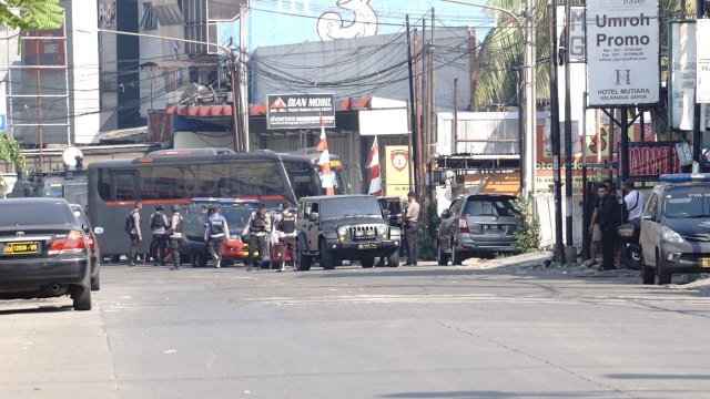 Bis polisi memasuki mako Brimob (Foto: Fitra Andrianto/kumparan)