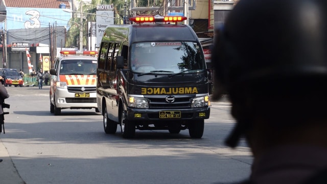 2 unit ambulan keluar masuk mako brimob (Foto: Fitra Andrianto/kumparan)