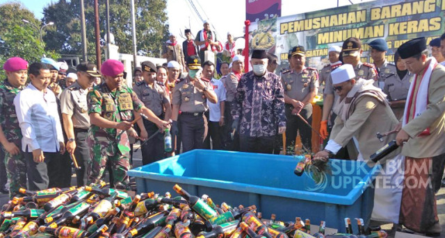 Ribuan Botol Miras Dimusnahkan di Polres Sukabumi Kota, Penjual Kena Tipiring