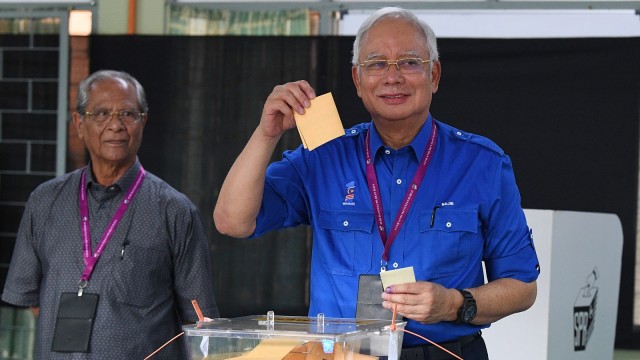 PM Najib Razak berikan suara dalam pemilu (Foto: AFP/MOHD RASFAN)