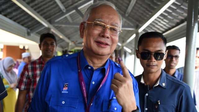 PM Najib Razak berikan suara dalam pemilu (Foto: AFP/MOHD RASFAN)