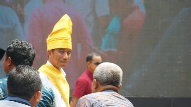 Presiden Jokowi tiba di acara peremajaan sawit. (Foto: Aprilandika Pratama/kumparan)