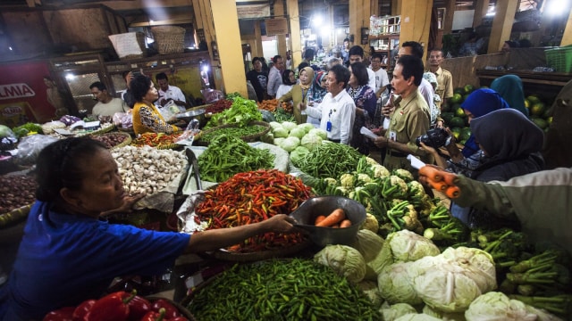 Pemantauan harga pangan menjelang Ramadhan. Foto: ANTARA FOTO/Andreas Fitri Atmoko