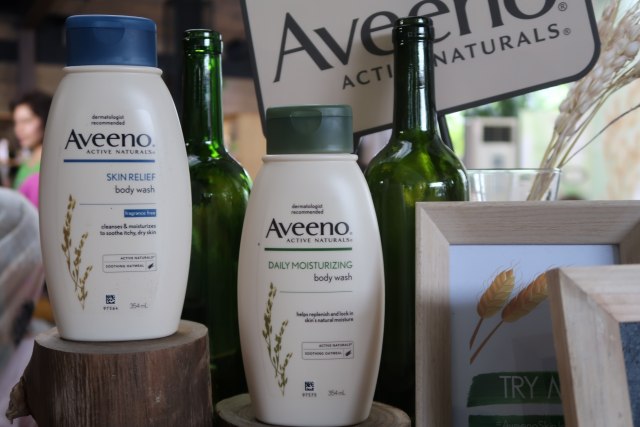 Aveeno, skincare berbahan dasar oatmeal (Foto: dok. Intan Kemala Sari/kumparan)