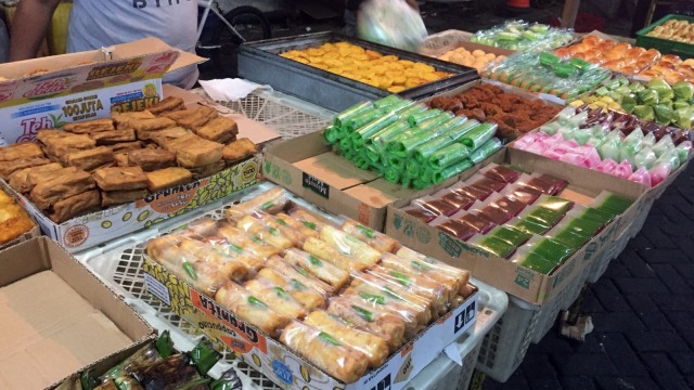 Aneka kue di Pasar Kue Subuh Senen. (Foto: Kartika Pamujiningtyas/kumparan)