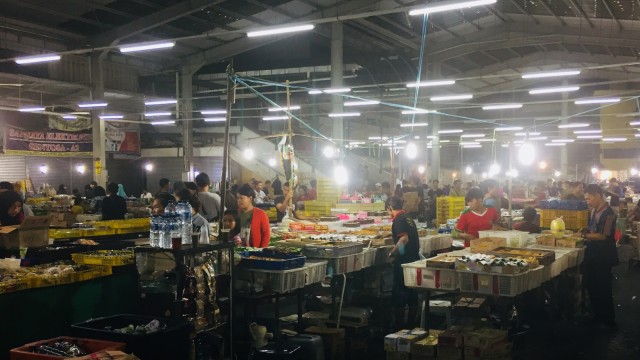 Suasana Pasar Kue Subuh Senen. (Foto: Kartika Pamujiningtyas/kumparan)