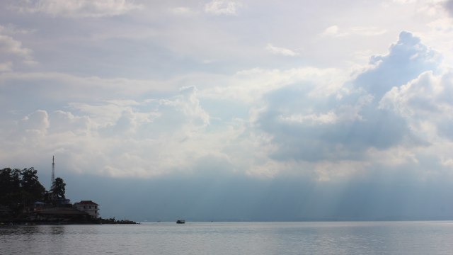 Keindahan Danau Toba dan Pulau Samosir. (Foto: Ade Nurhaliza/kumparan)