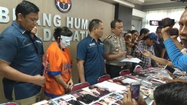 Rilis kasus ratu prostitusi online di Surabaya. (Foto: Phaksy Sukowati/kumparan)