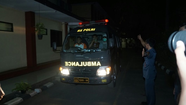 Ambulans meninggalkan RS Polri. (Foto: Jamal Ramadhan/kumparan)