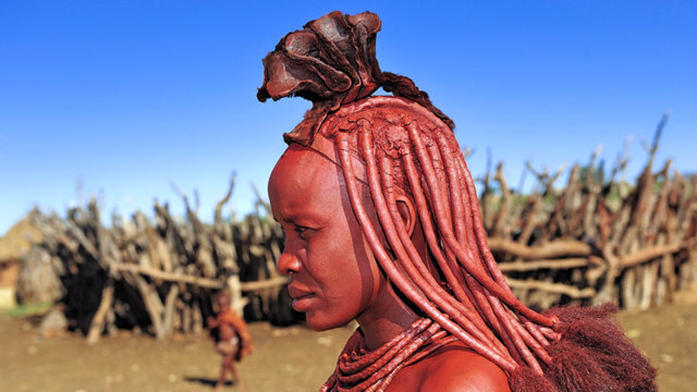 Wanita suku Himba  (Foto: Flickr/Sergio Pessolano)