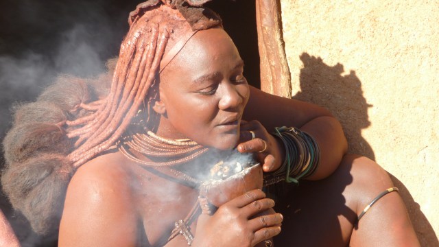Cara Wanita Suku Himba Mandi (Foto: Flickr/Ross Shaw)