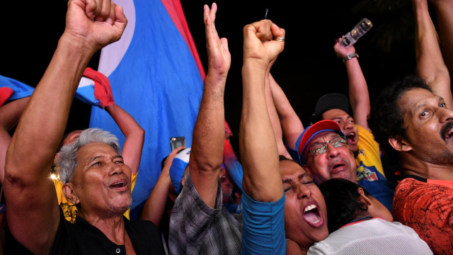 Suporter merayakan kemenangan Mahathir Mohamad (Foto: REUTERS/Athit Perawongmetha)