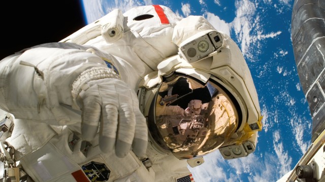 Ilustrasi astronot di luar angkasa. (Foto: Pexels)