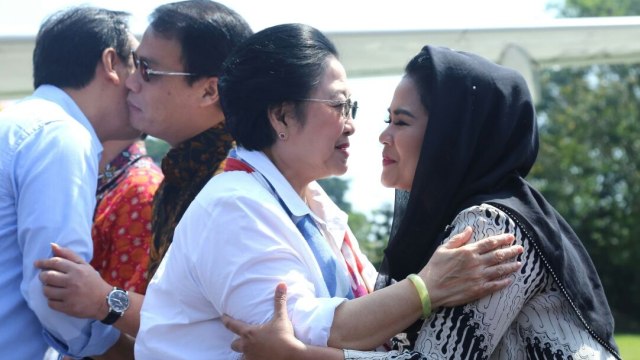 Puti Guntur Dampingi Megawati Nyekar ke Makam Bung Karno | kumparan.com