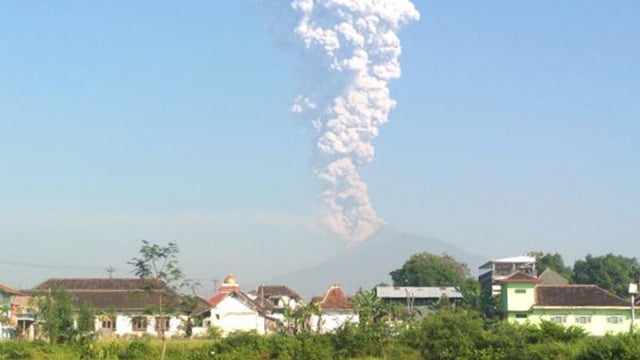 Gunung Merapi mengeluarkan asap (Foto: Istimewa)