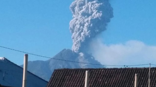 Gunung Merapi mengeluarkan asap (Foto: Istimewa)