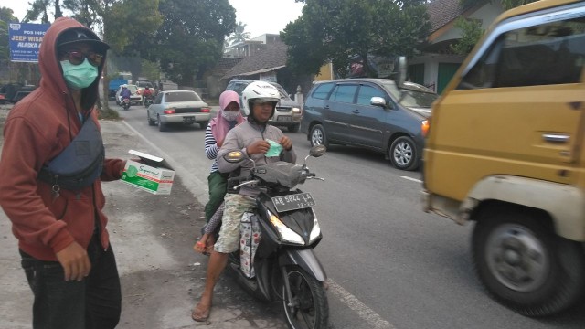 Hujan abu di Yogyakarta (Foto: Arfiansyah Panji/kumparan)