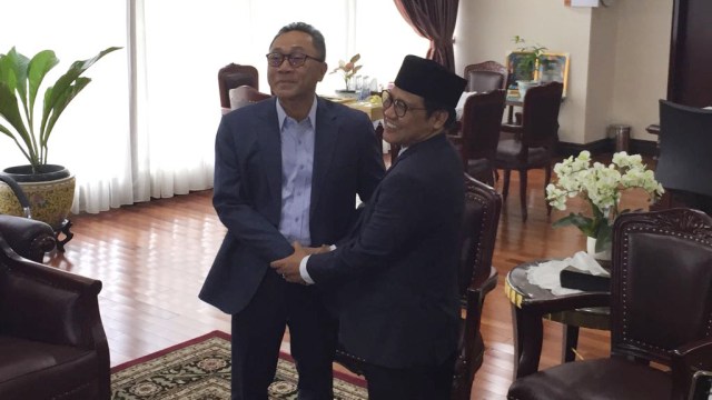 Zulkifli Hasan bersalaman dengan Cak Imin di DPR (Foto: Rafyq Panjaitan/kumparan)