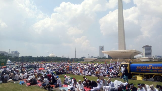 Massa Aksi 115 mendengarkan ceramah Salat Jumat. (Foto: Adhim Mugni/kumparan)