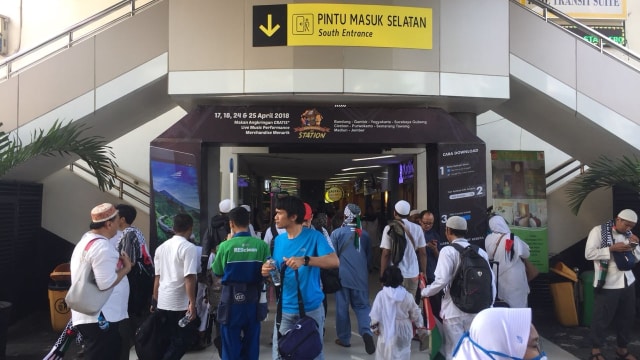 Massa Aksi 115 di Stasiun Gambir. (Foto: Mirsan Simamora/kumparan)